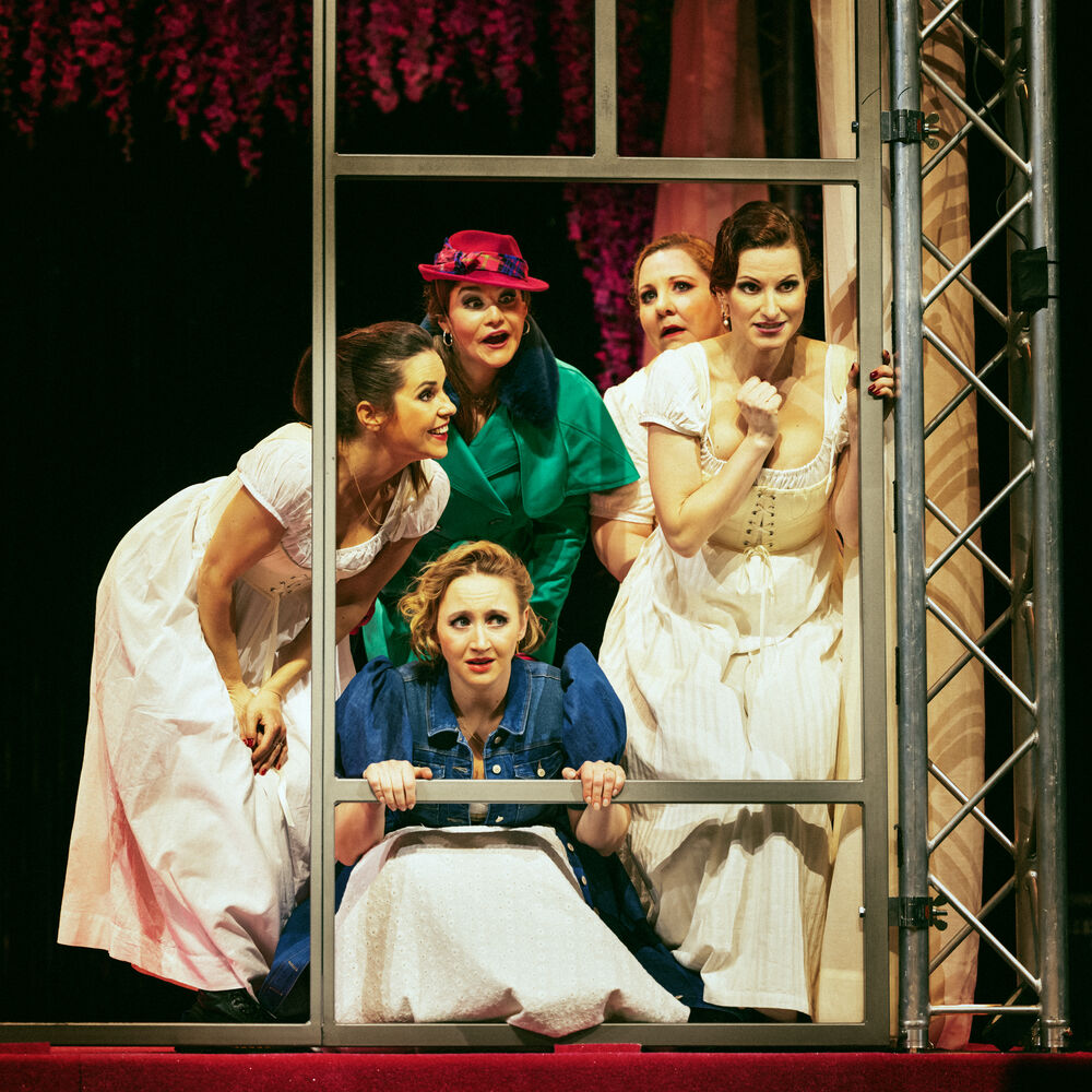 Anna Maria Mühe, Nadine Schori, Mackie Heilmann auf Tour mit Stolz und Vorurteil* oder so. Tour Lichtdesign von Mike Weidemann