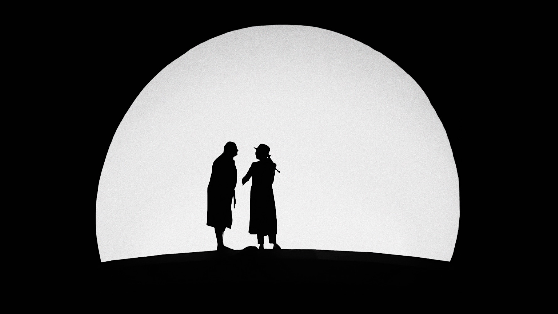 Markus Majowski und eine Violinistin vor dem Vollmond. Foto und Lichtdesign von Mike Weidemann